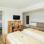 Gaestehaus Kasbichler לינה וארוחת בוקר
